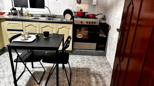 Η κουζίνα ή μικρή κουζίνα στο Spacious Private Fully Furnished Room with Large Private Kitchen Near Oman Avenues Mall