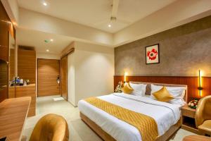 una camera d'albergo con un letto e un bagno di Oban Residency a Karukachal