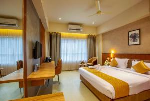 una camera d'albergo con un letto e una scrivania di Oban Residency a Karukachal