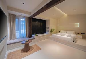 a bedroom with a large bed and a window at Yijianju Garden Inn in Lijiang