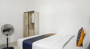 Ένα ή περισσότερα κρεβάτια σε δωμάτιο στο Hotel O Wisma Sidosari Syariah