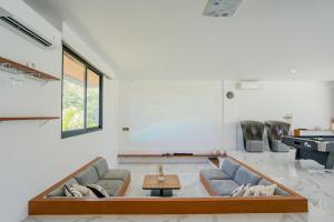 乌鲁瓦图Gandum Villa Complex - Luxury Boutique Stay Uluwatu的客厅里有一张沙发和一张桌子。