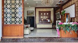 eine Lobby eines Hotels mit Blumen im Eingangsbereich in der Unterkunft Hoang Mai Hotel in Ấp Thanh Sơn (1)