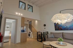 Телевизор и/или развлекательный центр в Meraki Seaside Villa - Private Pool & Parking