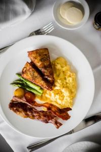 Jídlo v hotelu nebo okolí