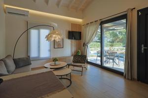 Гостиная зона в Meraki Seaside Villa - Private Pool & Parking