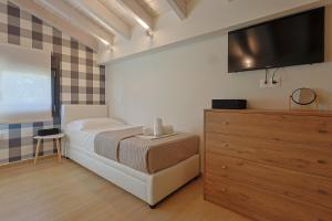 Кровать или кровати в номере Meraki Seaside Villa - Private Pool & Parking +16 фотографий