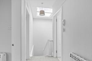 ein Flur mit einer Tür und einem Licht in der Unterkunft Lochside Apt, D in Region Angus