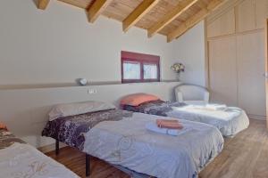 ein Schlafzimmer mit zwei Betten und einem Fenster in der Unterkunft Casa Rural Ucedo in Ucedo