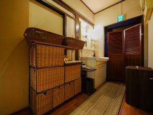 ein Badezimmer mit Weidenkörben in der Ecke eines Zimmers in der Unterkunft 信州の古民家宿 真秀ろばmahoroba in Nagano + 44 Fotos