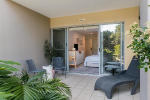 Χώρος καθιστικού στο Garden View Hotel Room - Peppers Salt Resort by uHoliday