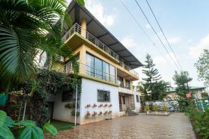 a building with a courtyard in front of it at Strawberry County in Panchgani