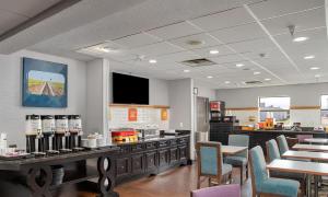 Μια τηλεόραση ή/και κέντρο ψυχαγωγίας στο Hampton Inn Elkhart