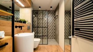 a bathroom with a shower and a toilet and a sink at Apartamenty Wonder Home z pięknymi widokami na góry, blisko terenów spacerowych i szlaków in Karpacz +45 photos