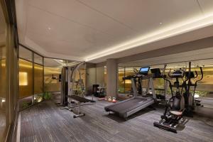 武汉菲想酒店江汉路步行街六渡桥地铁站店健身房和／或健身器材
