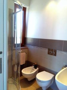 ein Bad mit einem WC, einem Waschbecken und einer Dusche in der Unterkunft La Casetta Holiday Home in Alghero