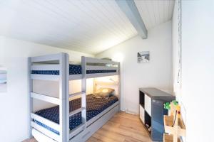 a bedroom with bunk beds in a small room at Superbe Appartement Vue Océan in Capbreton