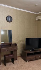 Un televizor și/sau centru de divertisment la Хуа Шанг