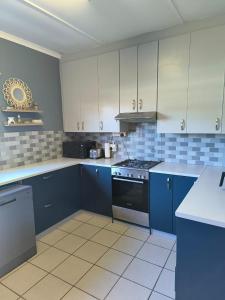 Η κουζίνα ή μικρή κουζίνα στο Family-Friendly House in George