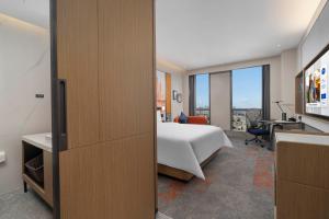 Una cama o camas en una habitación de Hampton by Hilton Kunming Railway Station