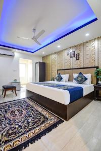1 dormitorio con 1 cama grande y techo azul en Hotel Royal Residency At Near By International Airport, en Nueva Delhi 98 fotos más