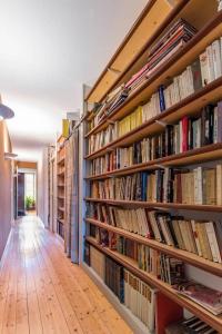 Η βιβλιοθήκη του bed and breakfast