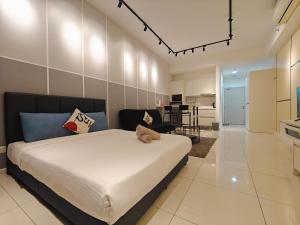 una camera da letto con un letto e un soggiorno di Chambers Skylight Suites Klcc a Kuala Lumpur