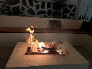 にあるSunset lake escapeの石窯火