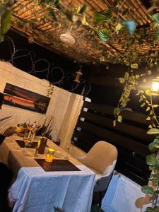 にあるSunset lake escapeの白いテーブルクロスと椅子付きテーブル