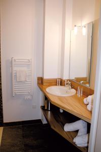 a bathroom with a sink and a mirror at Résidence Thalacap in Cap d'Agde