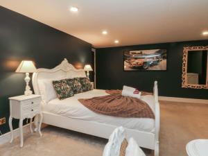 Giường trong phòng chung tại Alexander