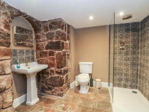 Un baño con inodoro, lavabo y ducha. en Lord William, en Preston 14 fotos más