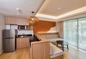 Кухня или мини-кухня в Baan Karon Resort
