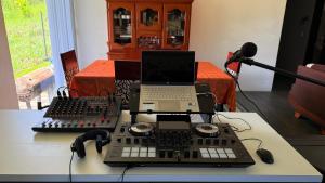 ein Aufnahmestudio mit einem Laptop auf einem Tisch in der Unterkunft Habitación doble # 3 in Macas