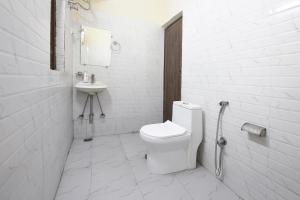 O baie la FabHotel Badal Inn