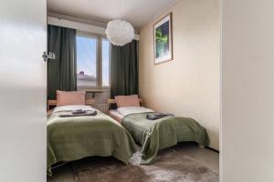 Postel nebo postele na pokoji v ubytování Polar Retro Base: 2BR near the City