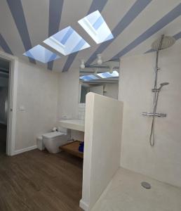 un bagno con doccia, lavandino e WC di Bungalows Villas Blancas a Puerto del Carmen