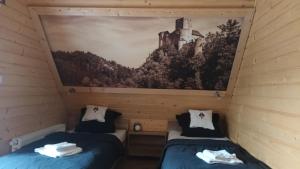 En eller flere senge i et værelse på Góralskie domki pod Koronami