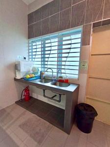 Kuchyň nebo kuchyňský kout v ubytování Ipoh Meru Animation Homestay by Grab A Stay