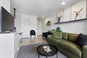 Et tv og/eller underholdning på Stylish 1-Bedroom Stay with Balcony & Amenities + 12 billeder