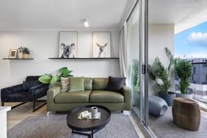 Et opholdsområde på Stylish 1-Bedroom Stay with Balcony & Amenities