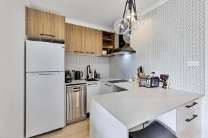 Køkken eller tekøkken på Stylish 1-Bedroom Stay with Balcony & Amenities