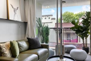 Et opholdsområde på Stylish 1-Bedroom Stay with Balcony & Amenities