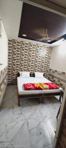 Postel nebo postele na pokoji v ubytování Hotal Satyam Shree