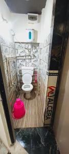 Koupelna v ubytování Hotal Satyam Shree + 10 fotografií