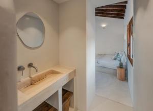 a bathroom with a sink and a mirror and a bed at Casa mimo units altea in Altea