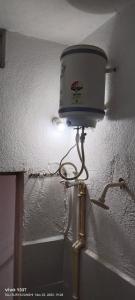 una luz en la esquina de una pared en Hotel Trilochan, en Sehore