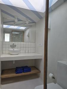 a bathroom with a sink and a mirror at Bungalows Villas Blancas in Puerto del Carmen +5 photos