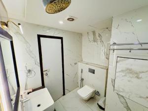 Ένα μπάνιο στο Narmada Niwas