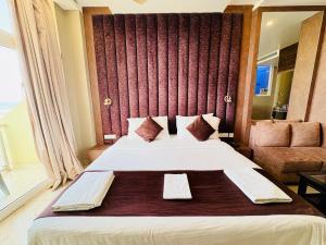 Ένα ή περισσότερα κρεβάτια σε δωμάτιο στο Narmada Niwas